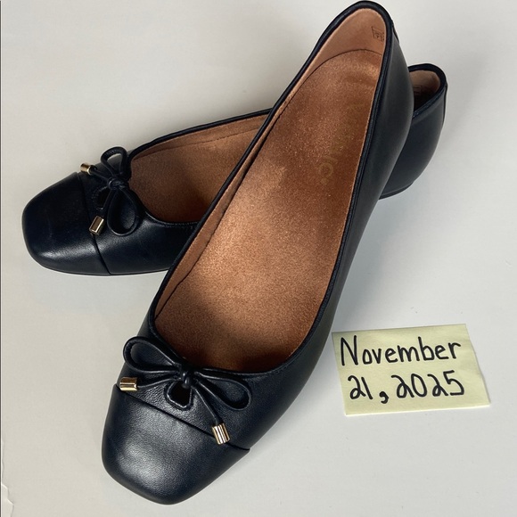 Vionic Black Leather Loafers with Bow Accent - Picture 9 of 9